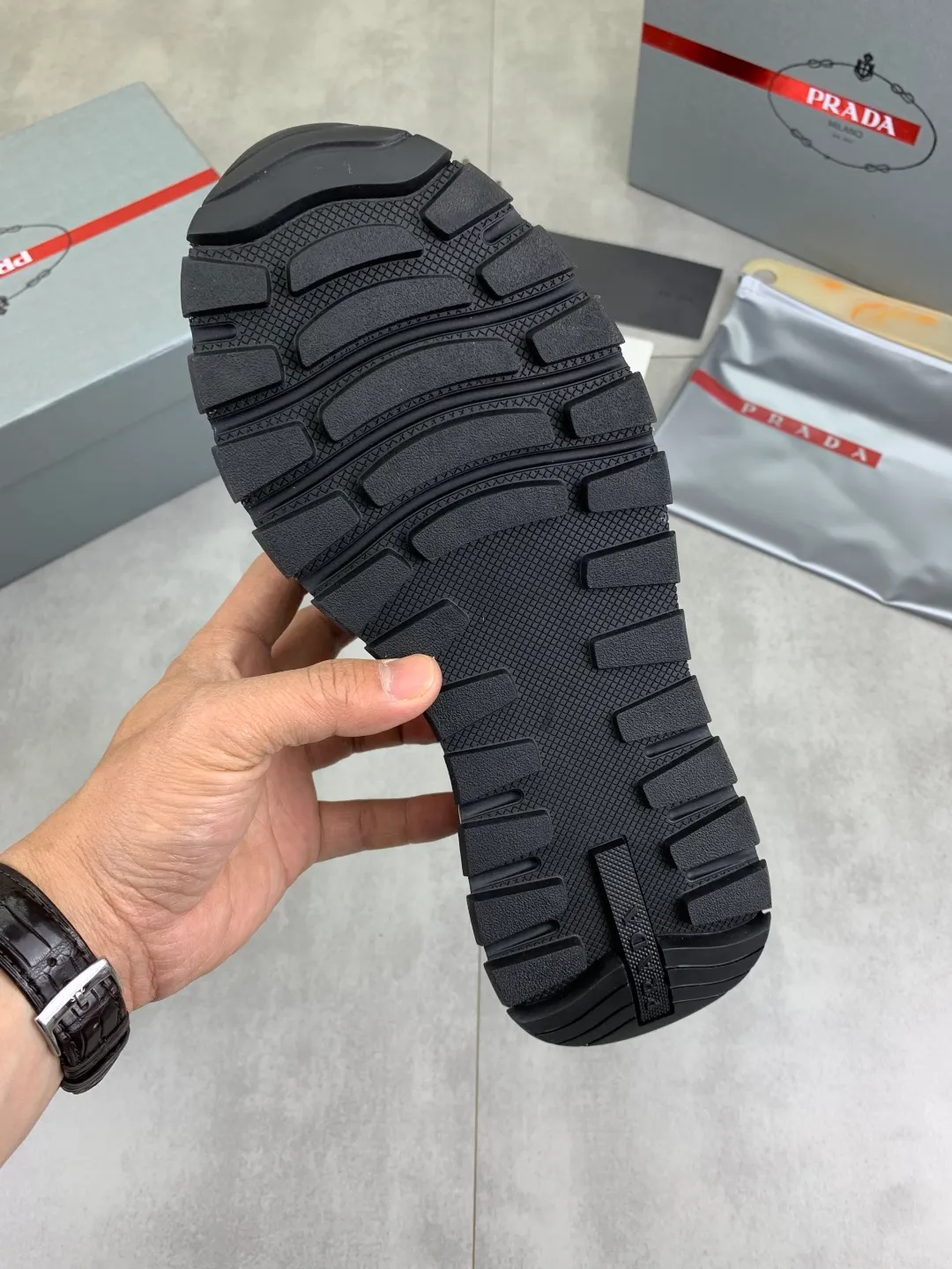 Men's Men's Shoes 💰P500💰【New Style】 (PRADA) The latest model of men's shoes has been launched on the official website in 1:1 copy, synchronized with Hong Kong counters, and on the same catwalk; all made of cowhide Epoxy mesh ➕Imported breathable fabric with cowhide lining, 🍡🍡Original 1:1 rubber outsole, non-slip and wear-resistant; comfortable on the feet, attractive style, fine workmanship, and simple and neat shoe lasts, highlighting a man's boldness and toughness, 👍size 38 to 44 3⃣️Color🉑️Choose